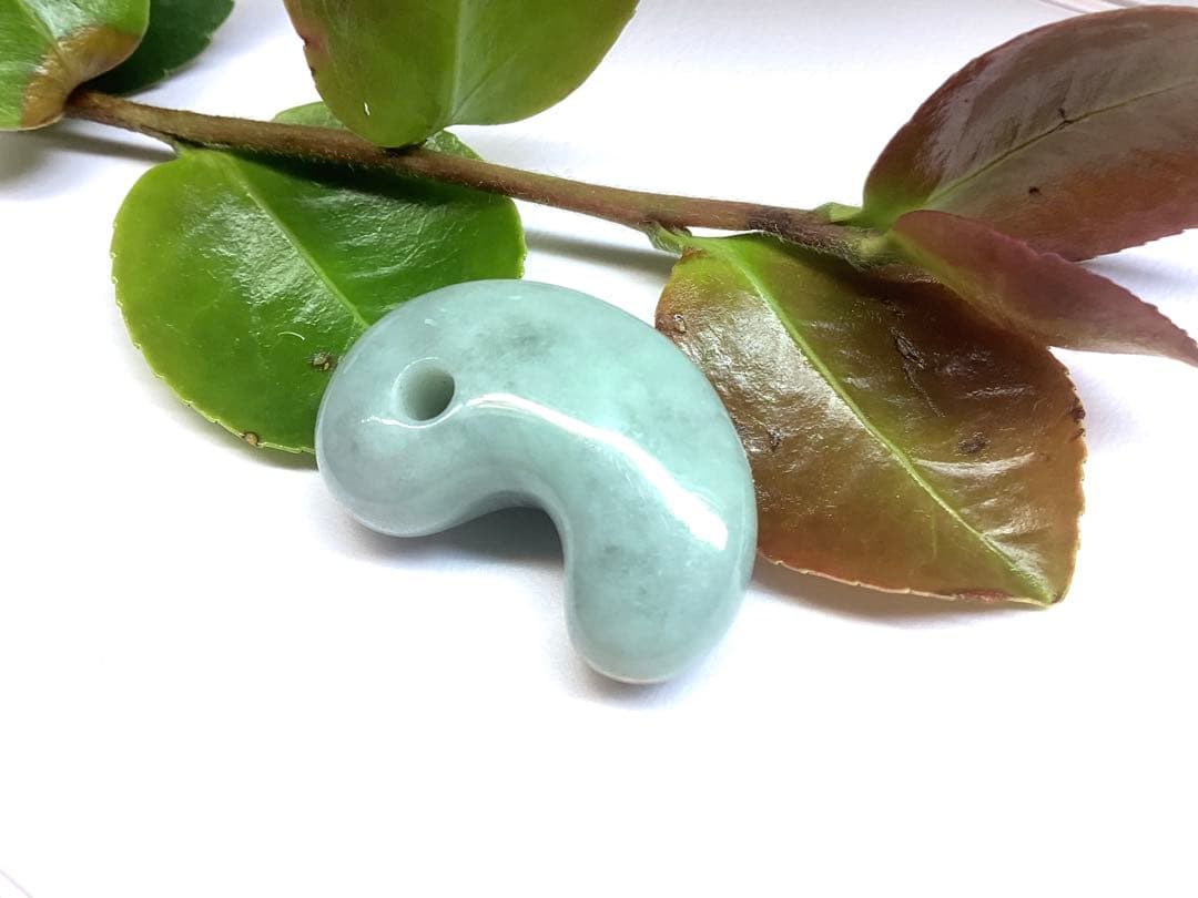 ✳紅色入り‼️ 繊細結晶の糸魚川翡翠勾玉　極上高品質の透過　本物を守護石に‼️