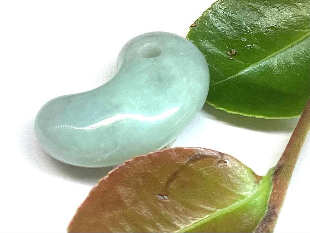 ✳紅色入り‼️ 繊細結晶の糸魚川翡翠勾玉　極上高品質の透過　本物を守護石に‼️