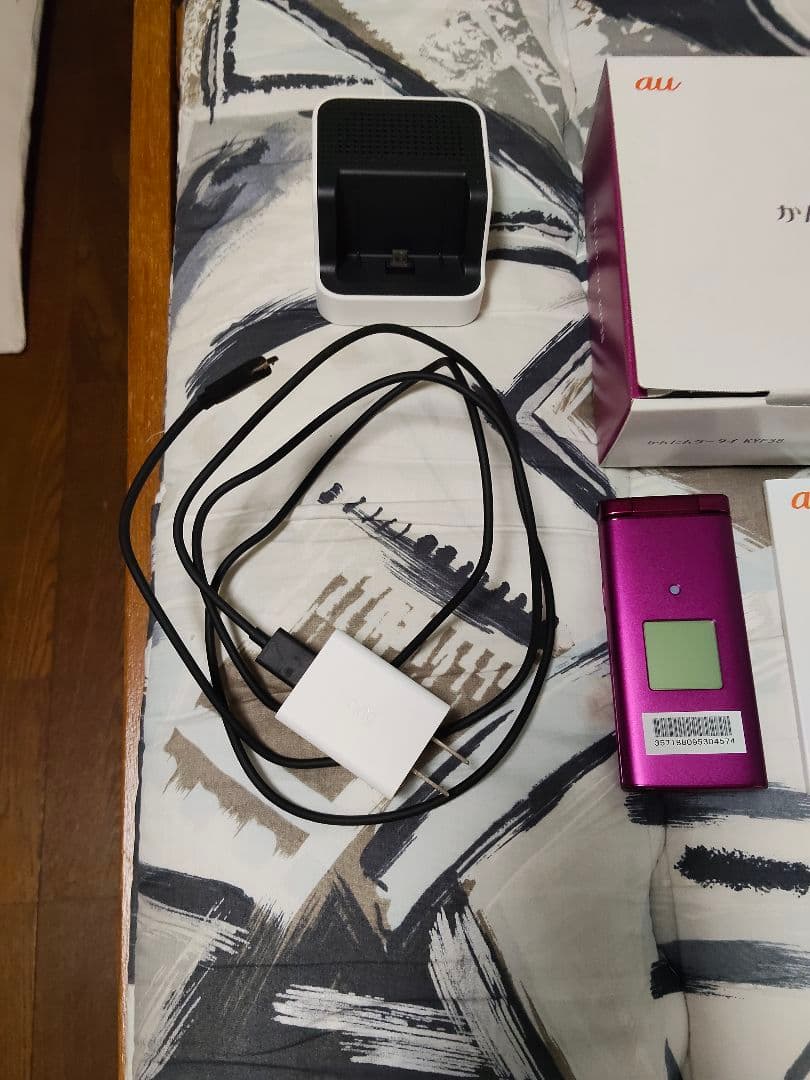 KYF38赤 極美品　新品バッテリー付き　　simロック解除済み