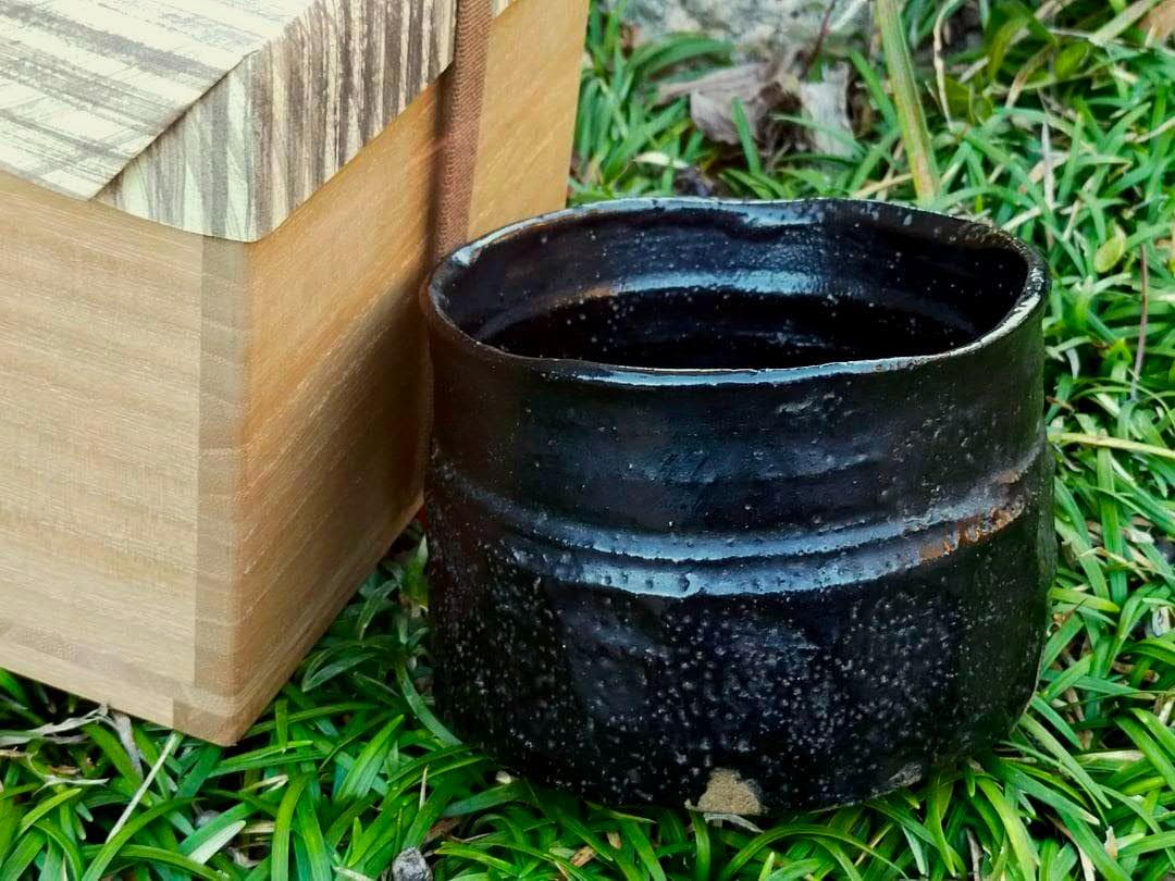 ♥美濃焼　織部黒　茶碗　桐箱　仕覆付き　引出黒　瀬戸黒　骨董品
