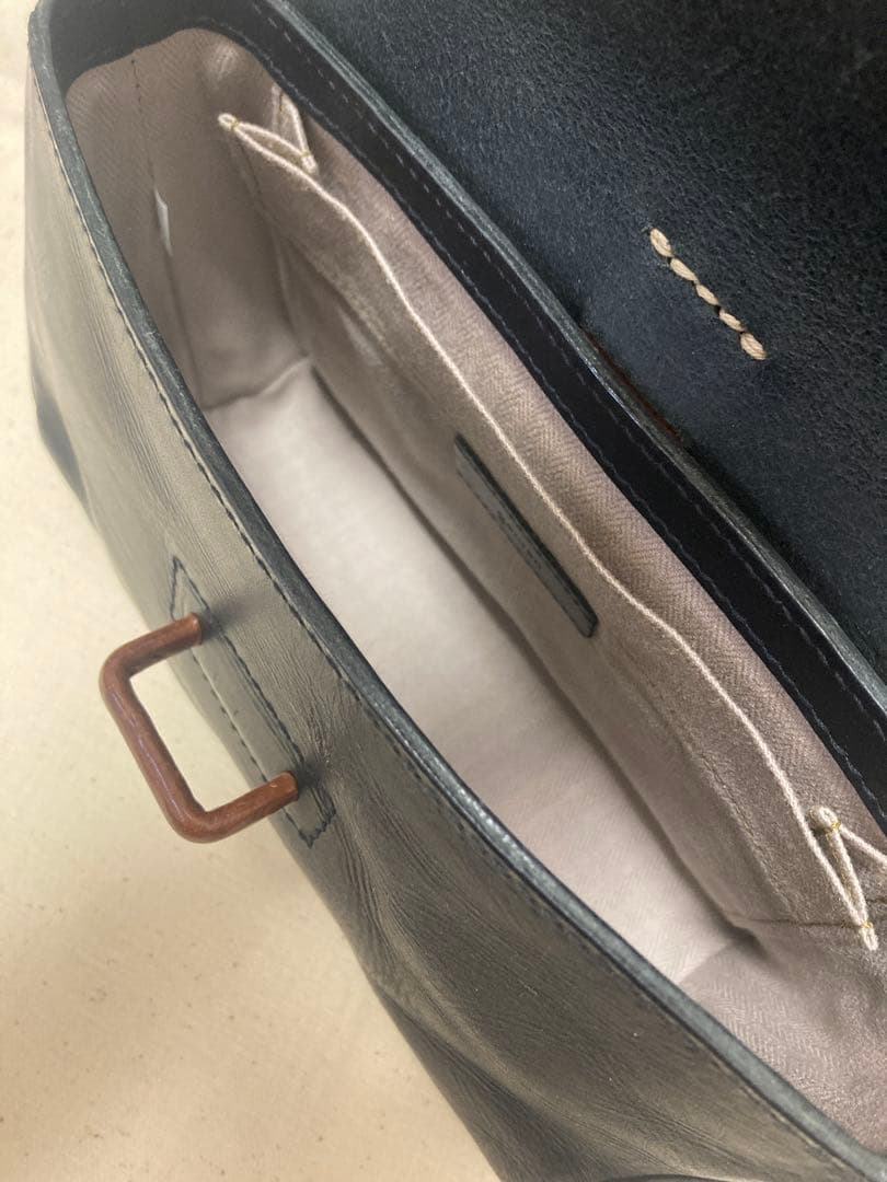 genten サドルベルト ヌオーバ 横型コンパクトショルダーバッグ　クロ