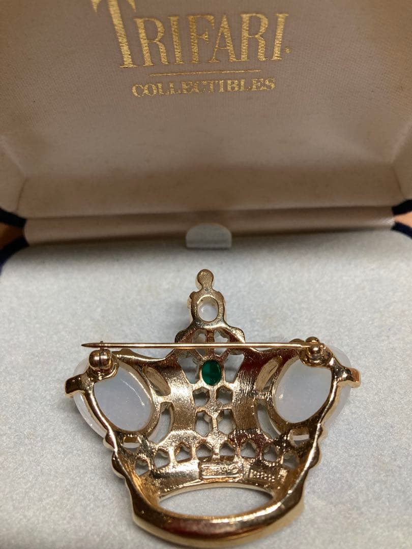 未使用　TRIFARI 王冠ブローチ