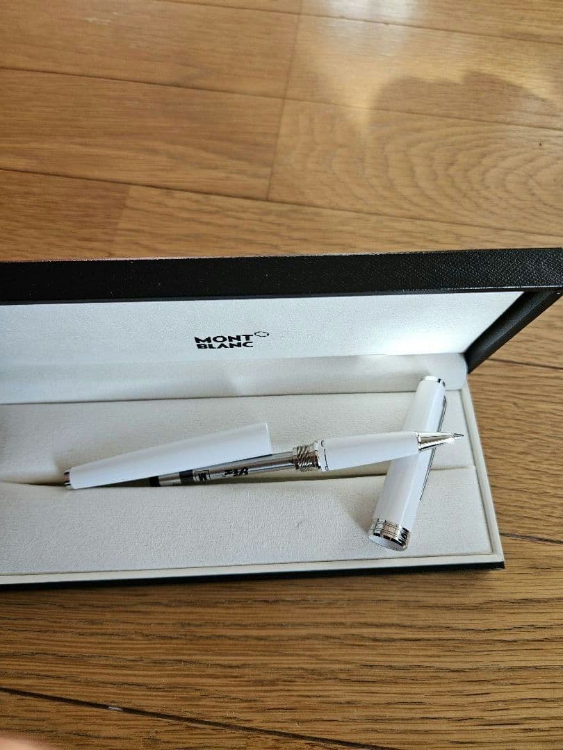 モンブラン　ホワイトボールペン ケース付き
