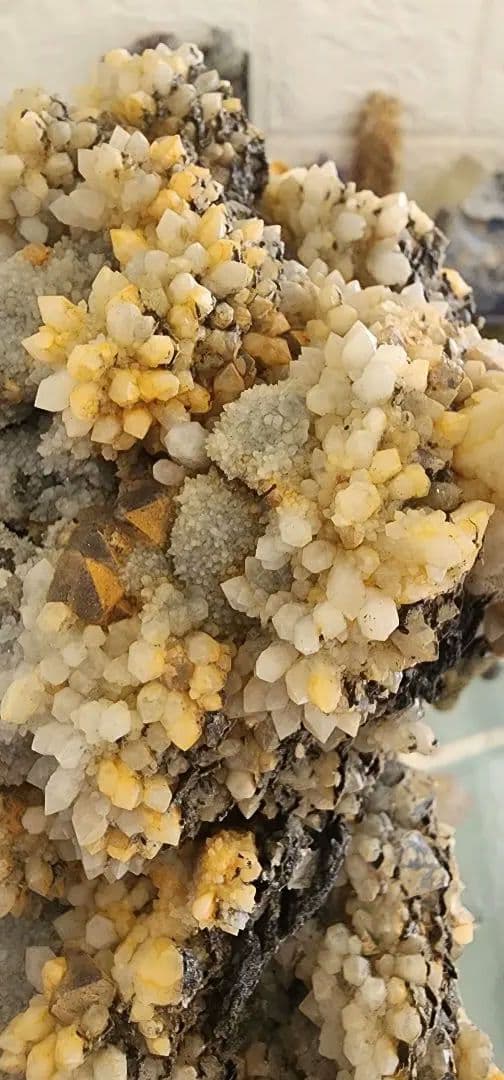 八面体蛍石を含むキャンドルクォーツの花