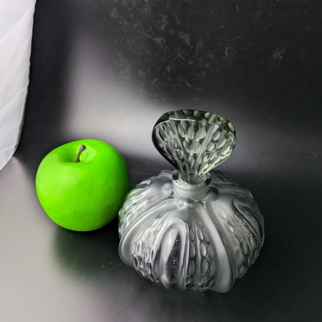 魔法のようなブルーグレー★ラリック ミラベル かぼちゃ 13㎝ 香水瓶