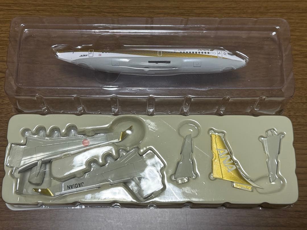 全日空商事 1/200 ANA B737-700 GOLD JET 非売品
