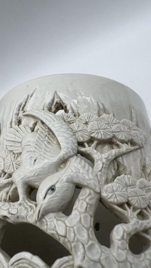 清時代 【王炳荣作】在銘 雕瓷虎獸松林文筆筒 白磁 文房具(Y-8)