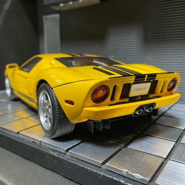未展示品オートアート1/18フォードGT 2004 イエロー/ブラックストライプ