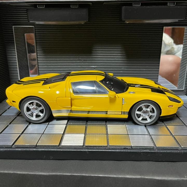 未展示品オートアート1/18フォードGT 2004 イエロー/ブラックストライプ