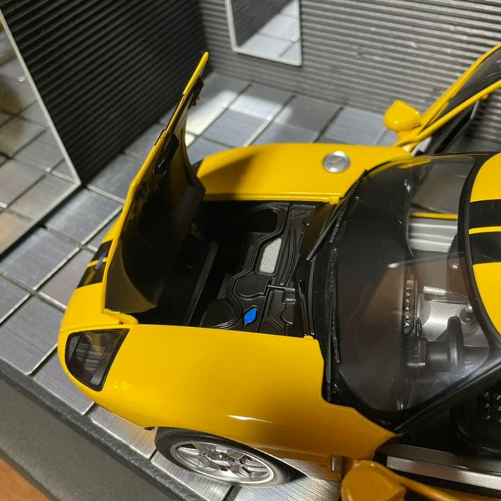 未展示品オートアート1/18フォードGT 2004 イエロー/ブラックストライプ