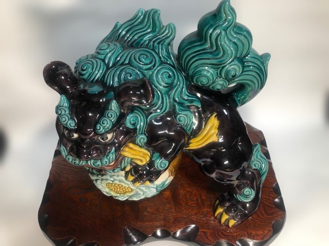 九谷焼　色絵玉乗り獅子　糠川清章造　縁起物置物　欅台付　魔除
