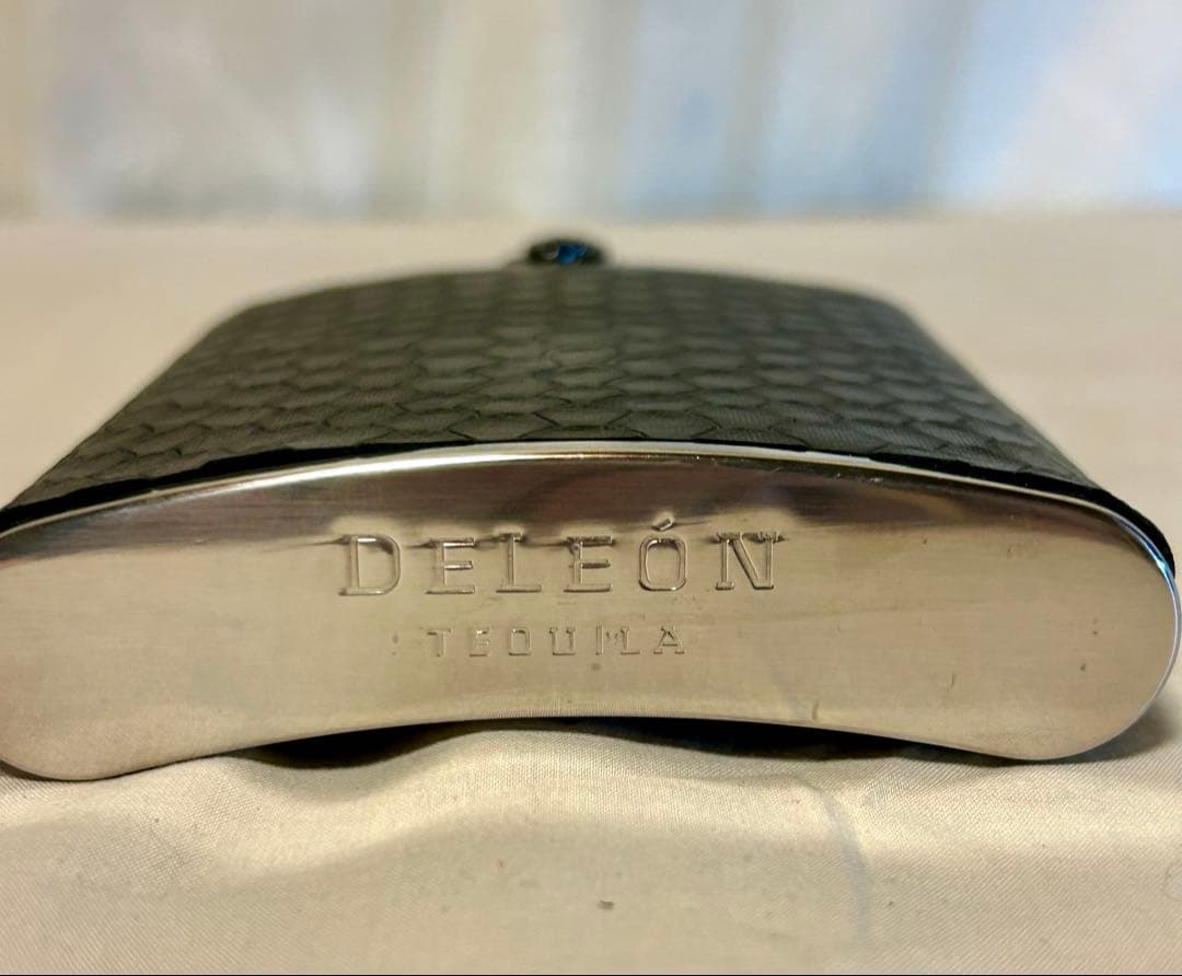 デレオンテキーラ　レオナ　ヒップフラスコ付き