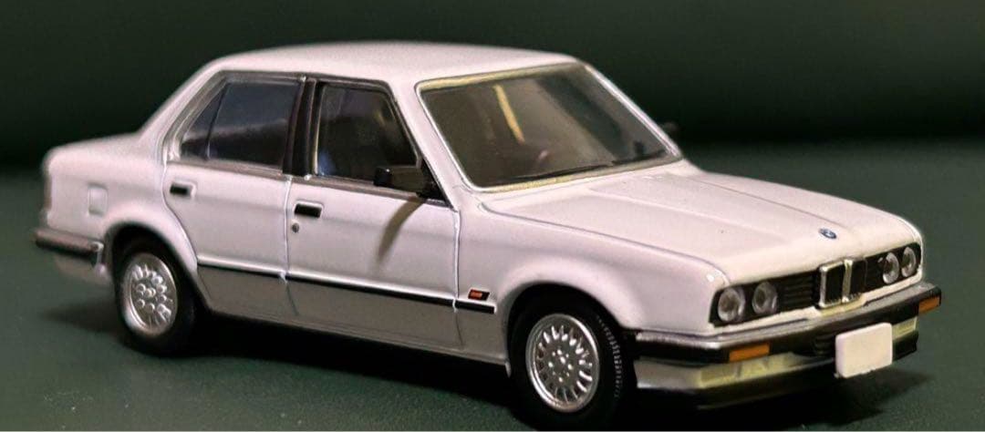 トミカリミテッドヴィンテージネオ BMW 325i 4ドア 白