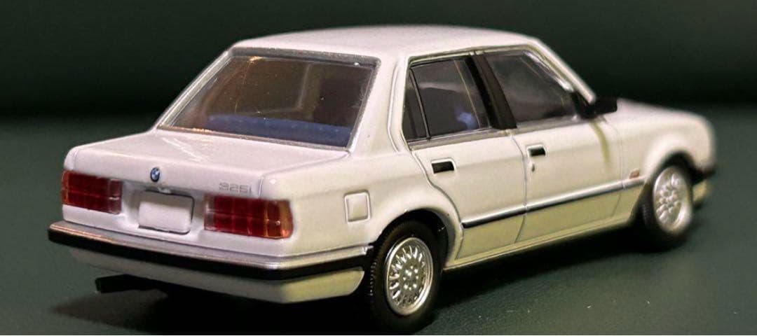 トミカリミテッドヴィンテージネオ BMW 325i 4ドア 白