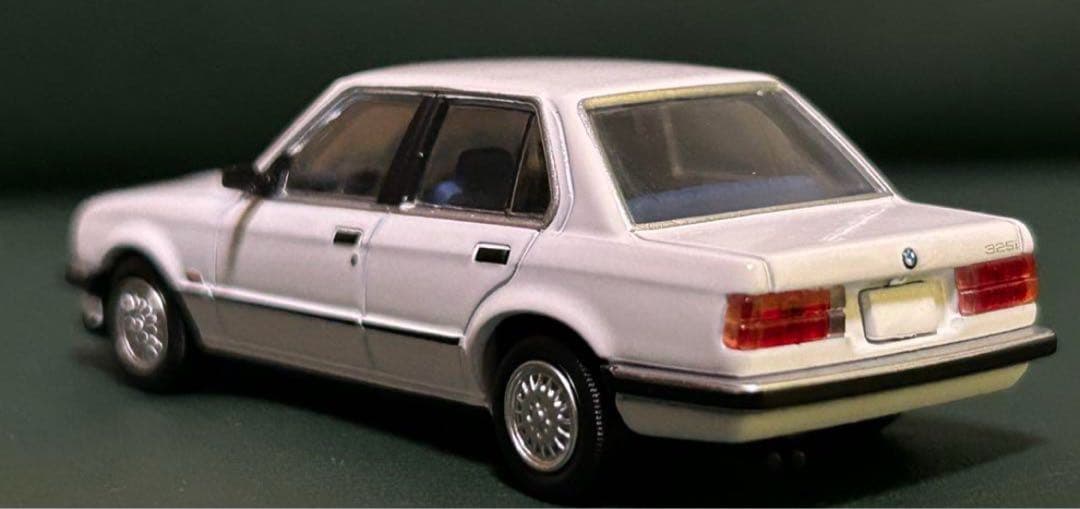 トミカリミテッドヴィンテージネオ BMW 325i 4ドア 白