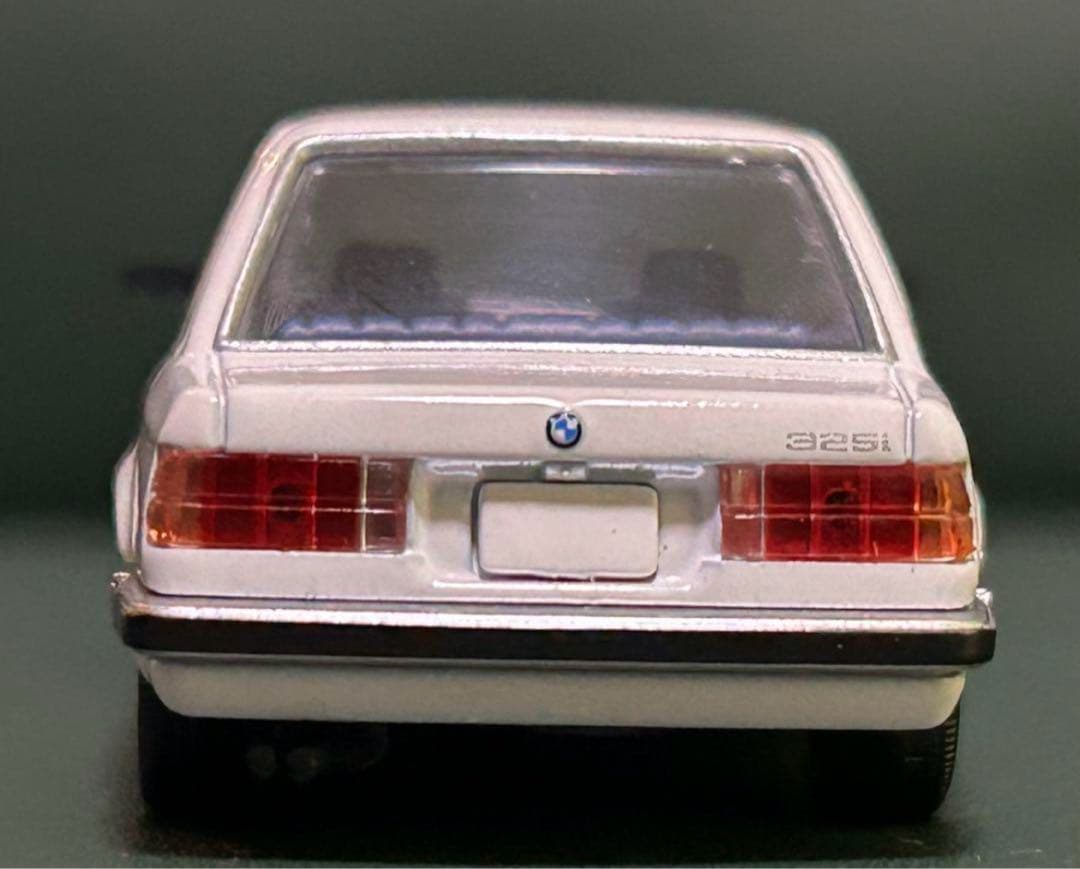 トミカリミテッドヴィンテージネオ BMW 325i 4ドア 白