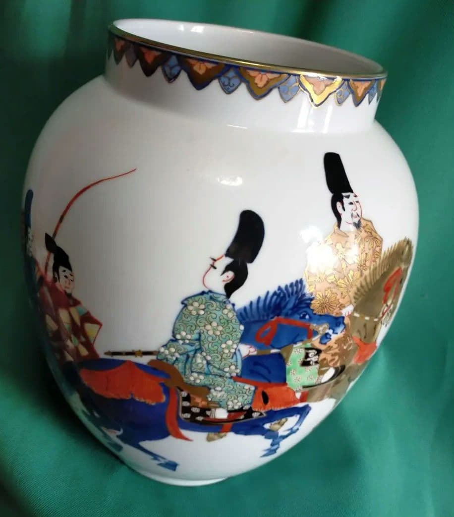 有田　伊万里　武士と馬の絵柄の陶器壺
