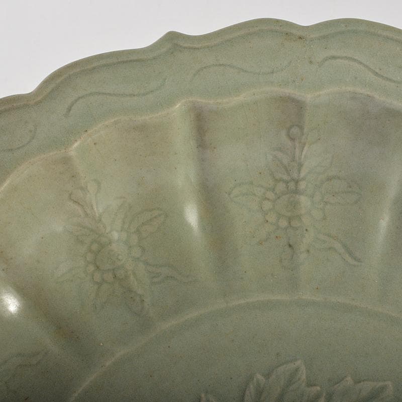 中国　龍泉窯　青磁　陽刻　花文　輪花皿　大皿　直径約38cm　V　R7105B