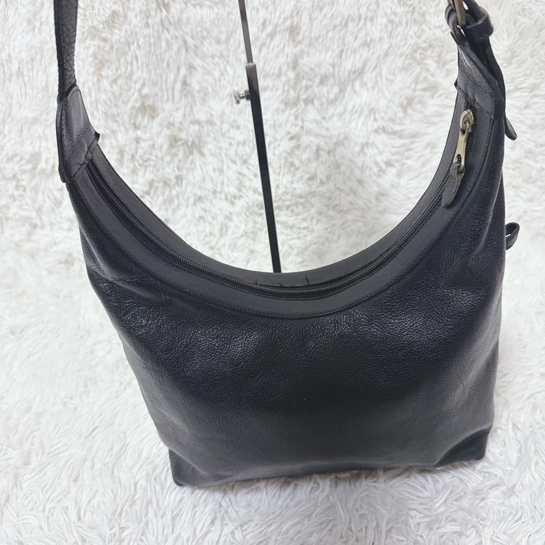 IL BISONTE イルビゾンテ　ハーフムーン　ショルダーバッグ　ブラック