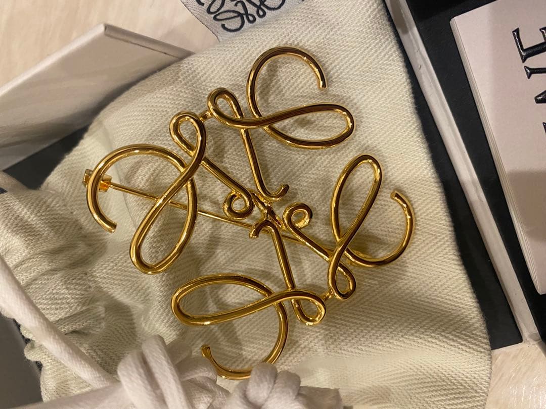 LOEWE ゴールド リボンブローチ