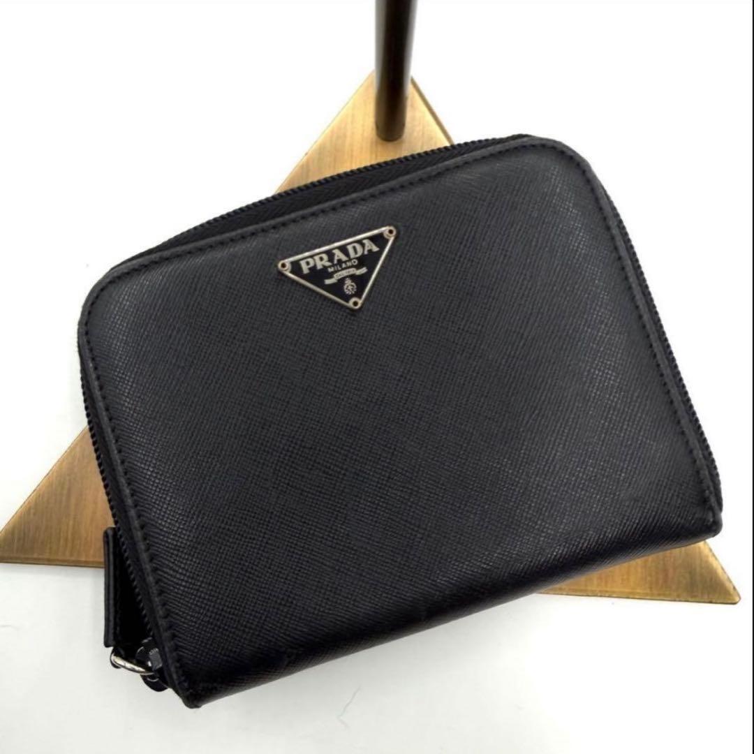 PRADA ブラック レザー 二つ折り財布　三角ロゴプレート
