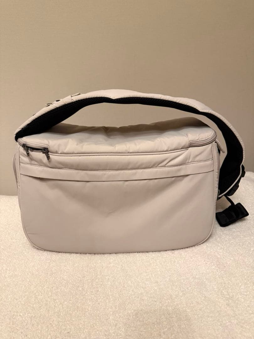 お値下げ！新品　SSOOOK SLINGBAG(バッグ右）タグ付き　ベージュ M