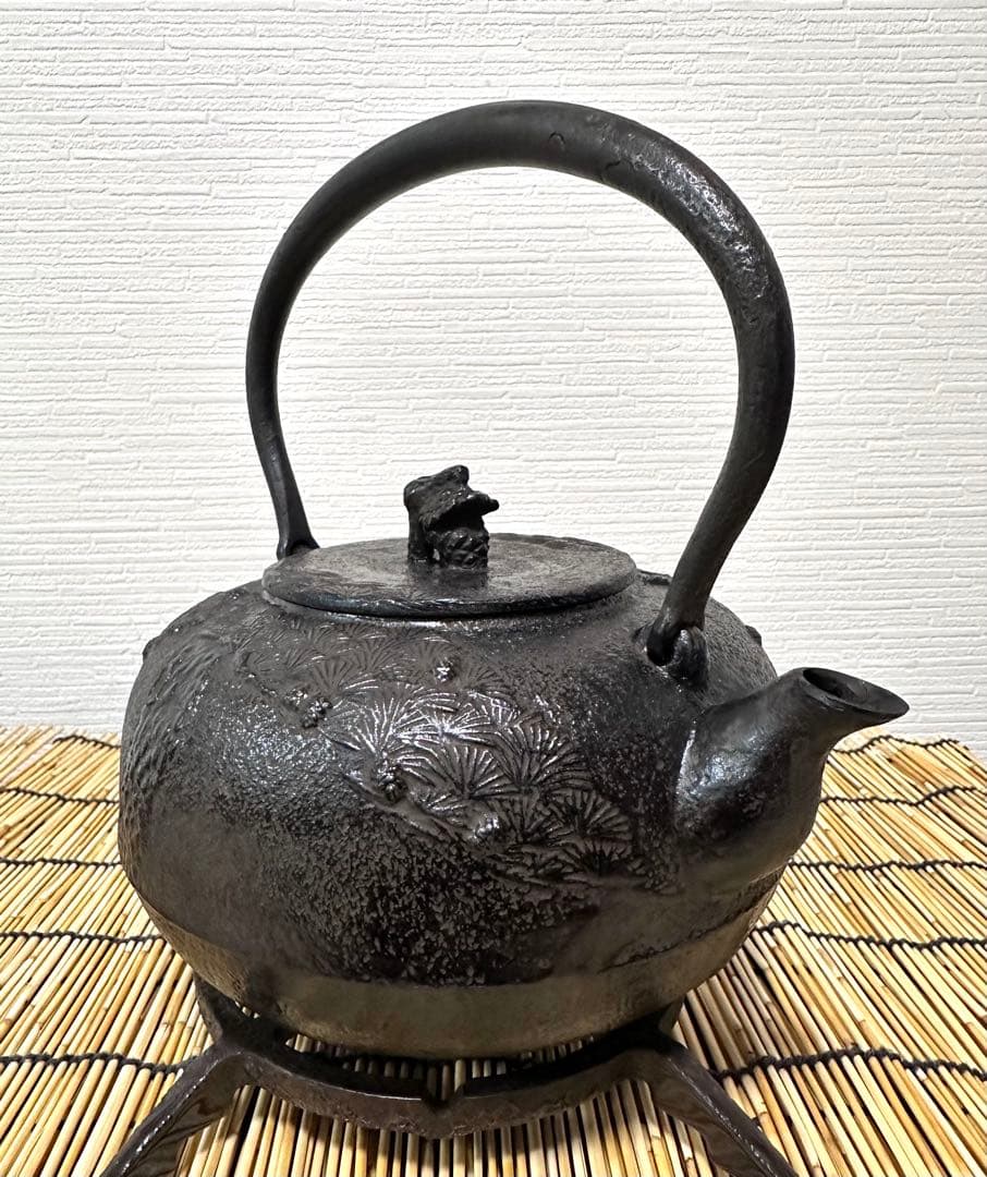 未使用品 南部秀山堂 佐藤 勝弘作 １５型松文様 鉄瓶　南部鉄瓶 南部鉄器 鉄瓶