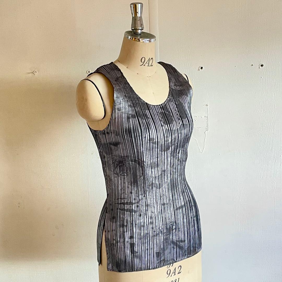 イッセイミヤケ pleats please シルバー タンクトップ