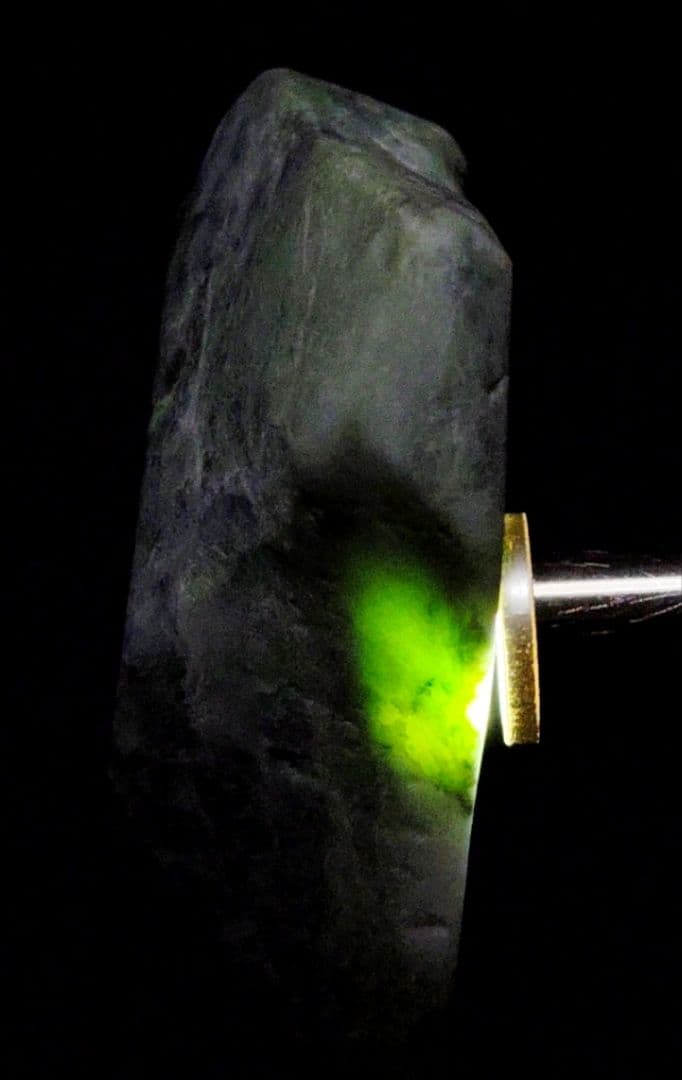 ★翡翠原石★糸魚川硬玉【姫川・切り出し・カメレオン翡翠390ｇ】