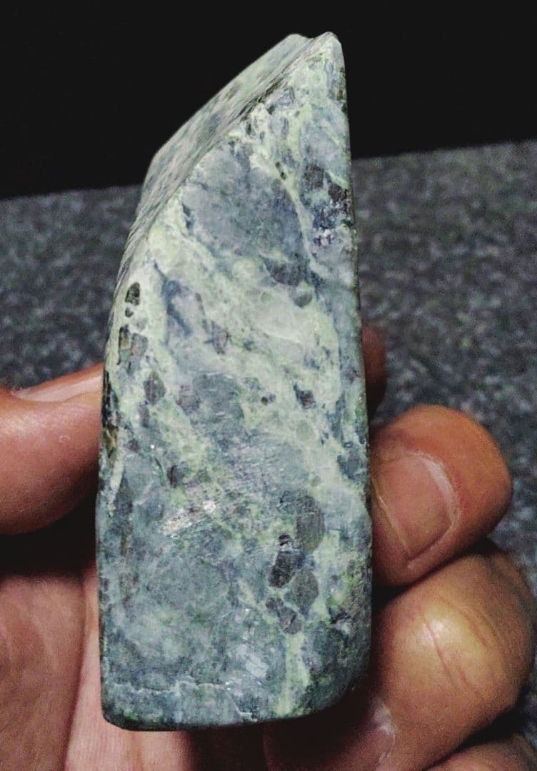 ★翡翠原石★糸魚川硬玉【姫川・切り出し・カメレオン翡翠390ｇ】