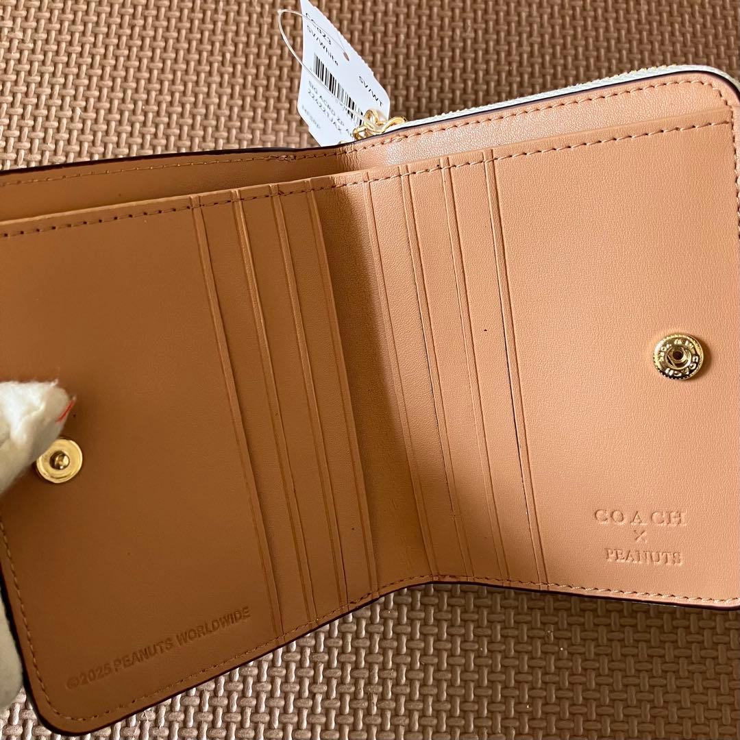 【大人気】【COACH X PEANUTS】ビルフォールドウォレット チョーク