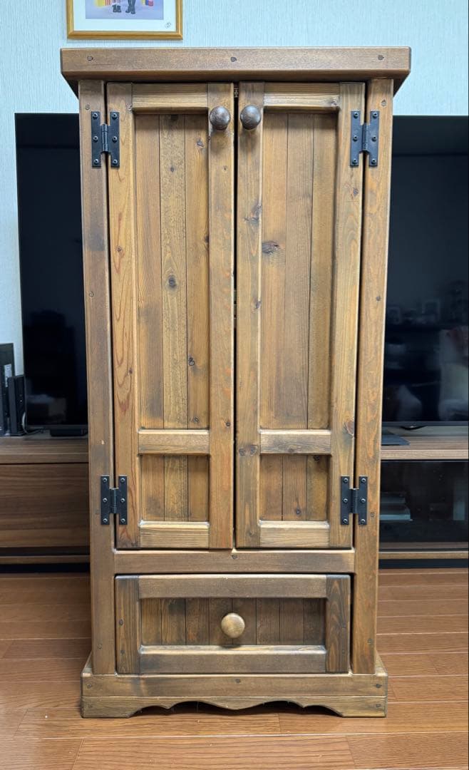 カントリー家具　木製扉付きキャビネット