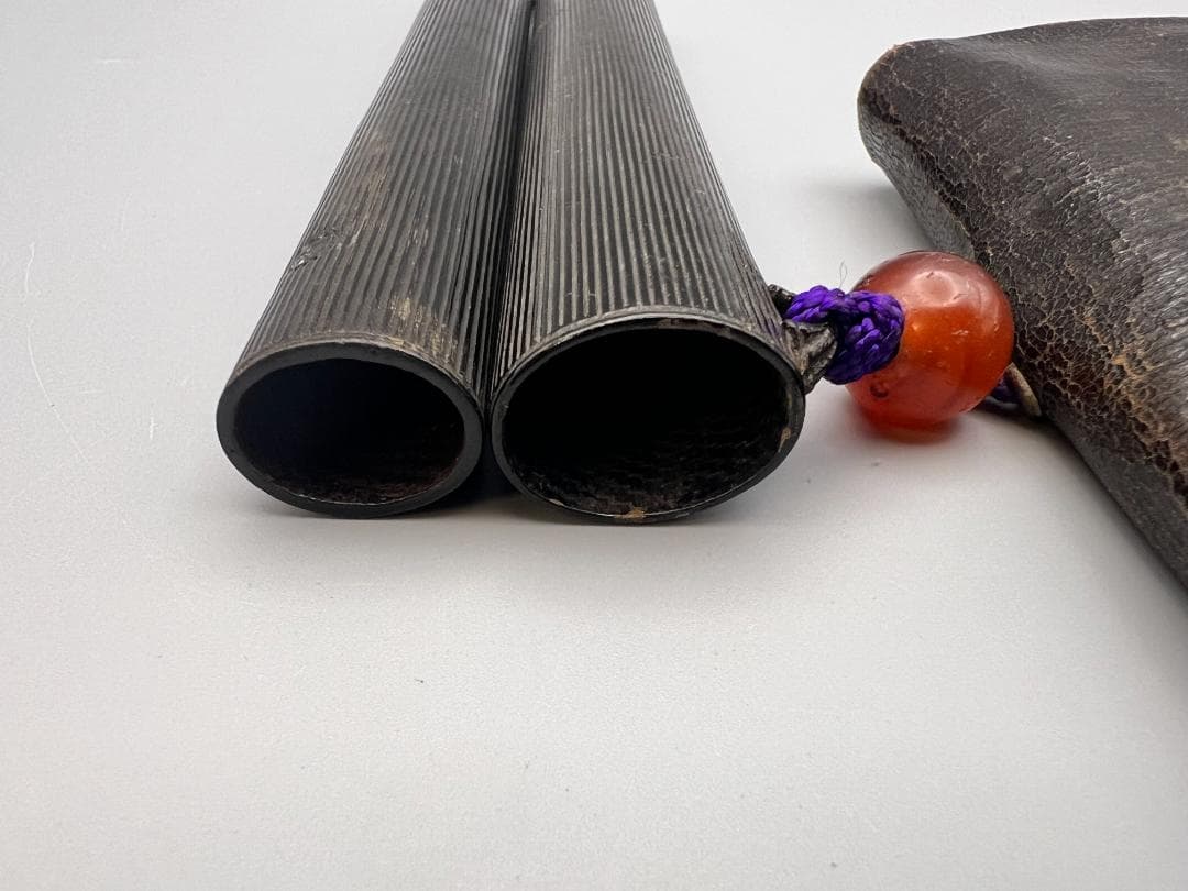 江戸明治時代　斧形前金具　銀象嵌　裏金具在銘　キセル入れ一心在銘　瑪瑙珠根〆