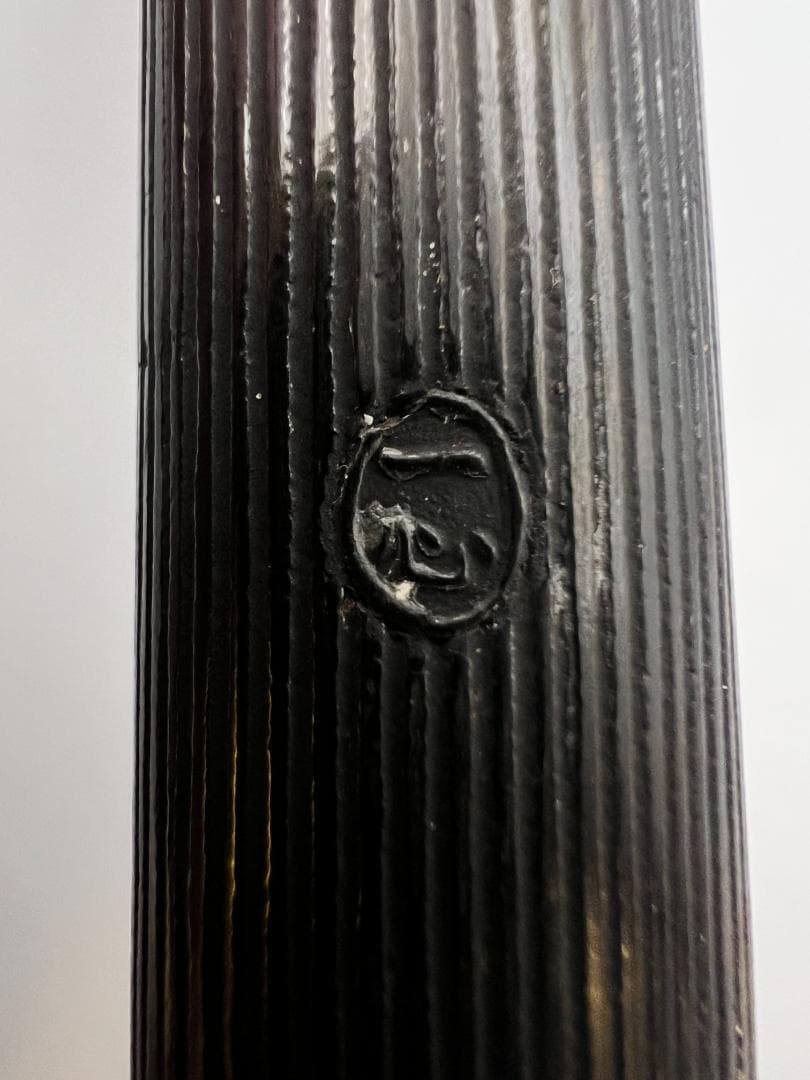 江戸明治時代　斧形前金具　銀象嵌　裏金具在銘　キセル入れ一心在銘　瑪瑙珠根〆