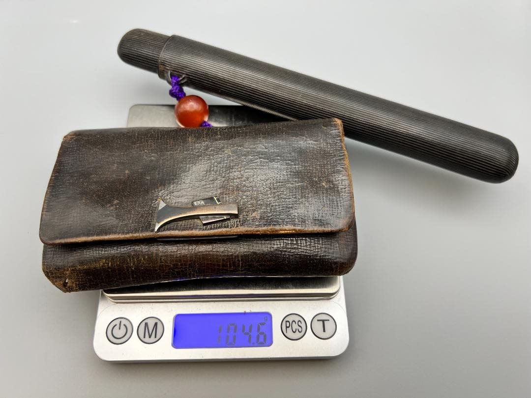 江戸明治時代　斧形前金具　銀象嵌　裏金具在銘　キセル入れ一心在銘　瑪瑙珠根〆