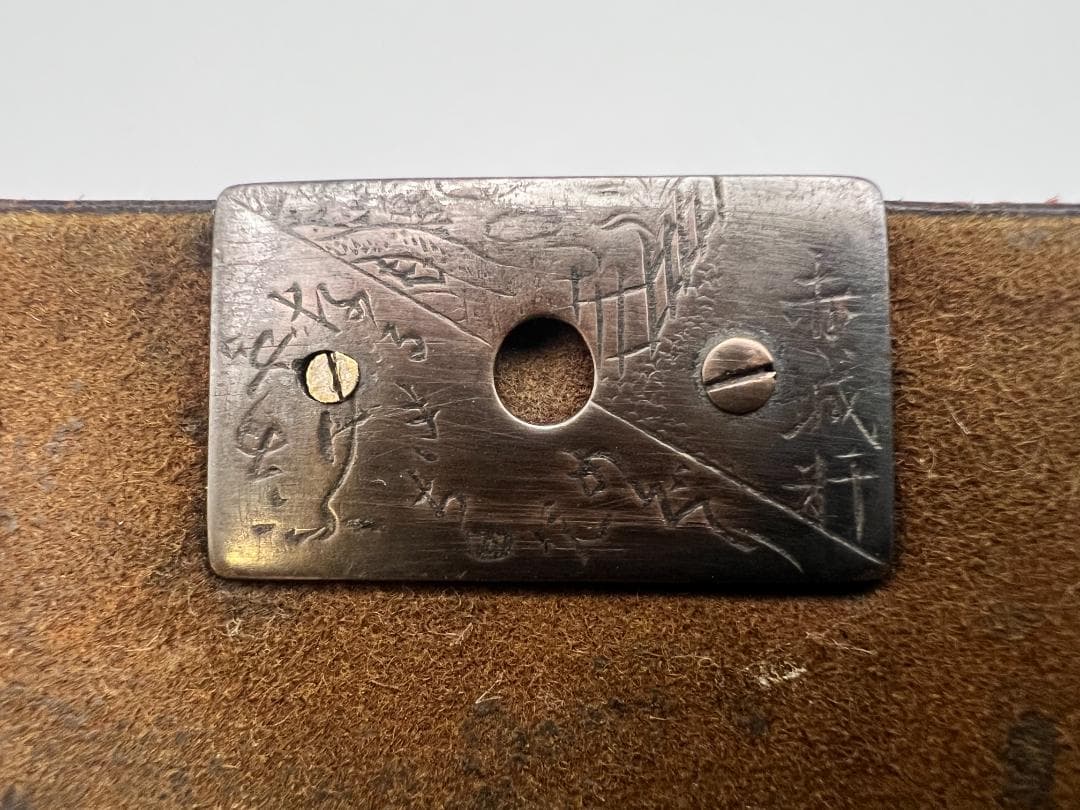 江戸明治時代　斧形前金具　銀象嵌　裏金具在銘　キセル入れ一心在銘　瑪瑙珠根〆