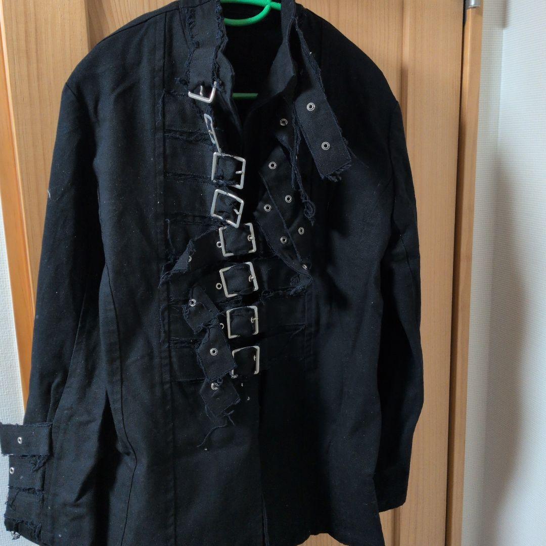 バックル付き黒ジャケット