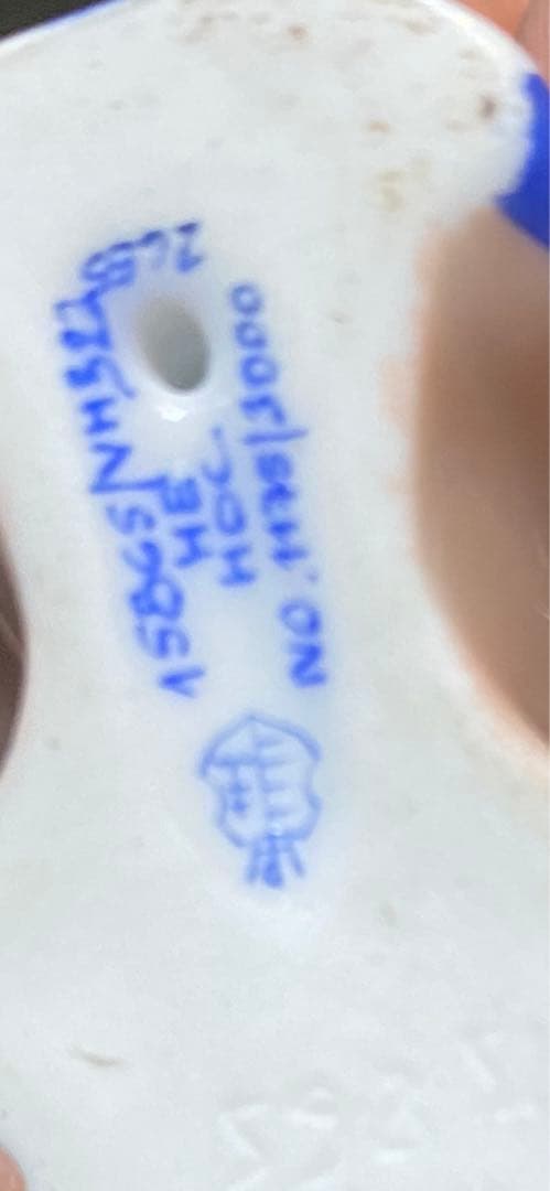 カラフルなフクロウの陶器置物