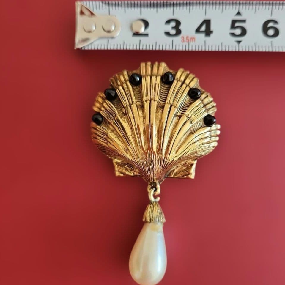 ヴィンテージCHANEL(シヤネル)貝殻デザイン ブローチ 　パール付き
