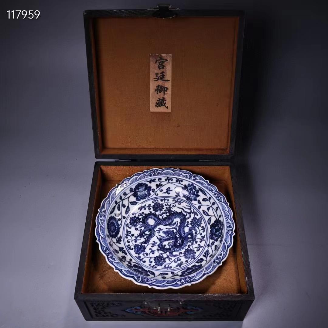 中国古美術・珍蔵收・藍釉青花龍図陶磁器皿・青花瓷器・陶芸・純手絵・文房置物