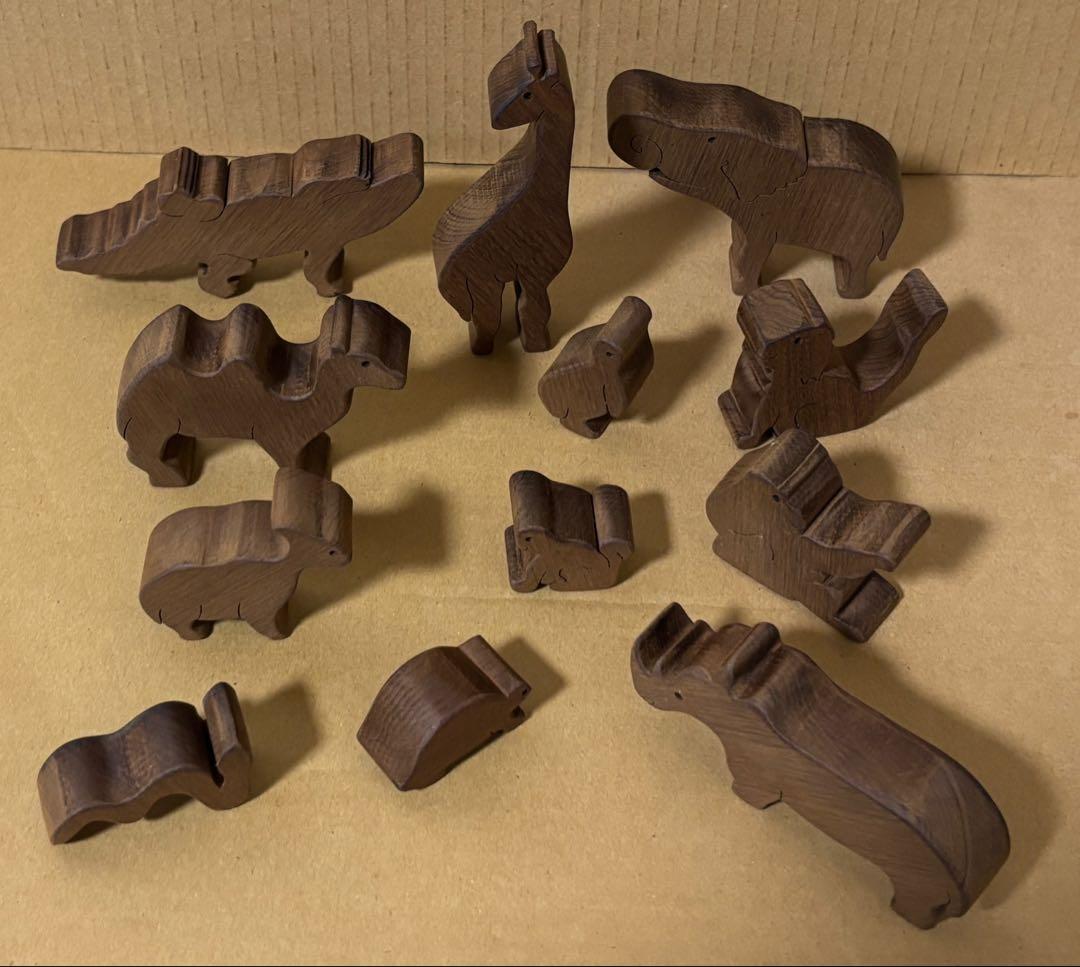アフリカ大陸　壁掛け　動物12匹　木製パズル　29✖️25 ✖️2、2