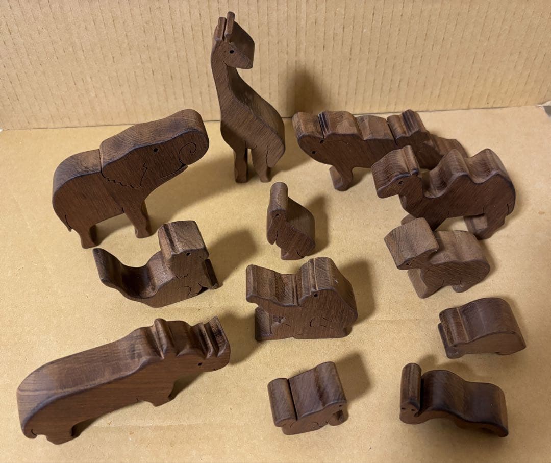アフリカ大陸　壁掛け　動物12匹　木製パズル　29✖️25 ✖️2、2