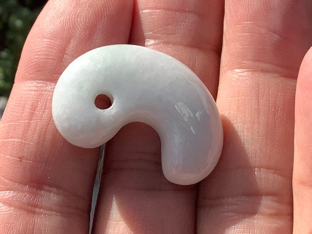 ✳安価卸し値段　幸運引き寄せる糸魚川翡翠勾玉　本物を１個お持ちください　鑑別書付