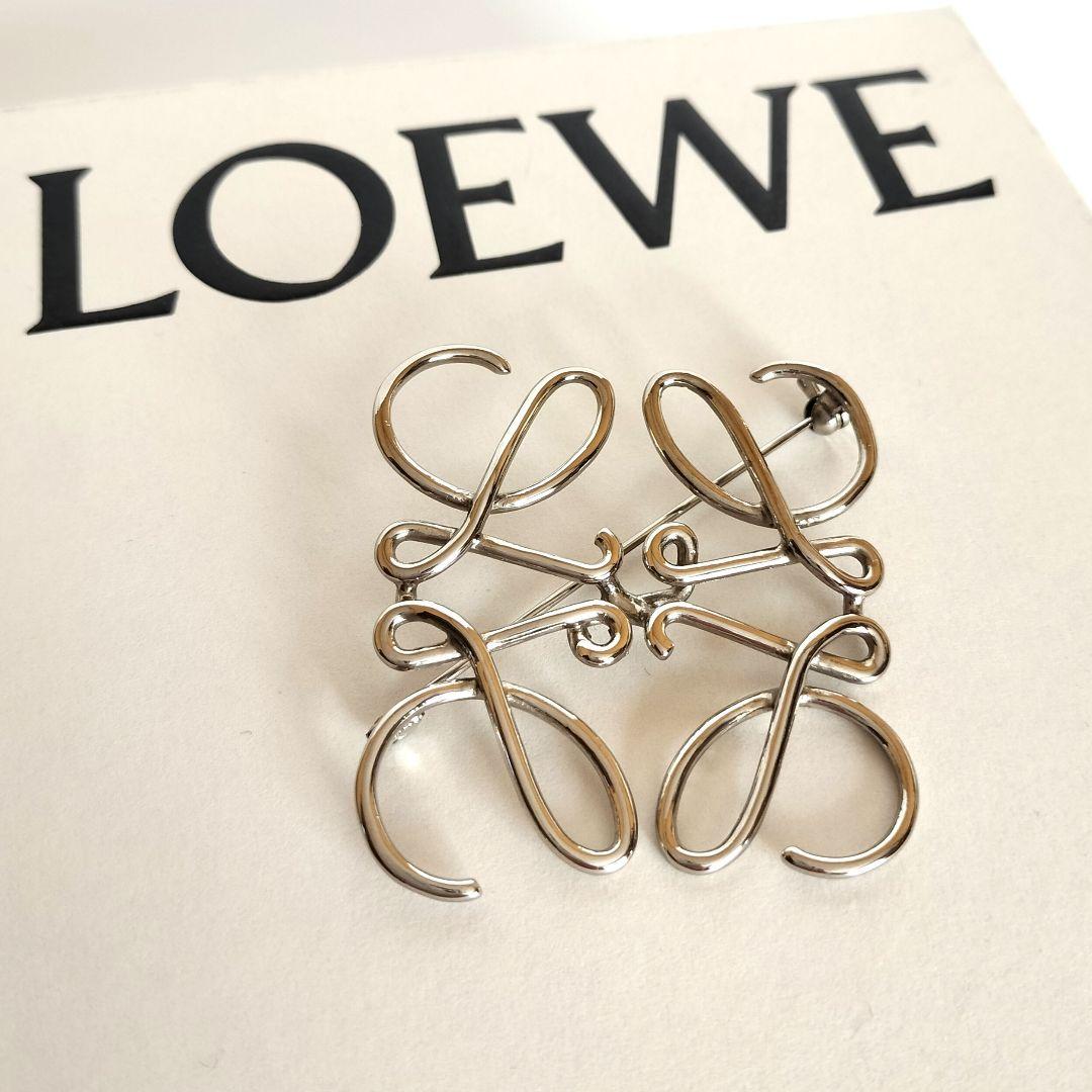美品 ロエベ LOEWE アナグラム ブローチ シルバー