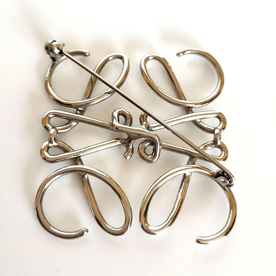 美品 ロエベ LOEWE アナグラム ブローチ シルバー