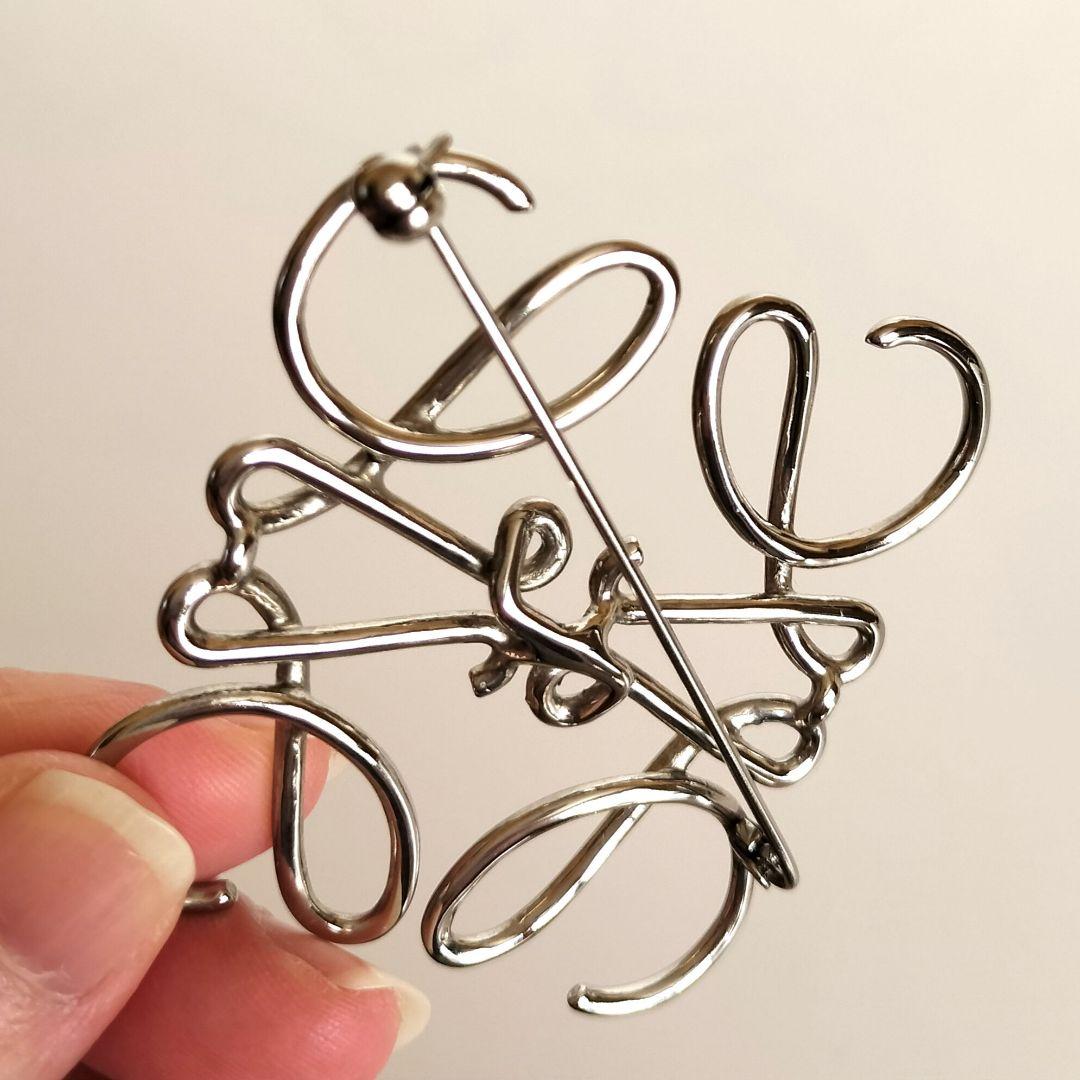 美品 ロエベ LOEWE アナグラム ブローチ シルバー