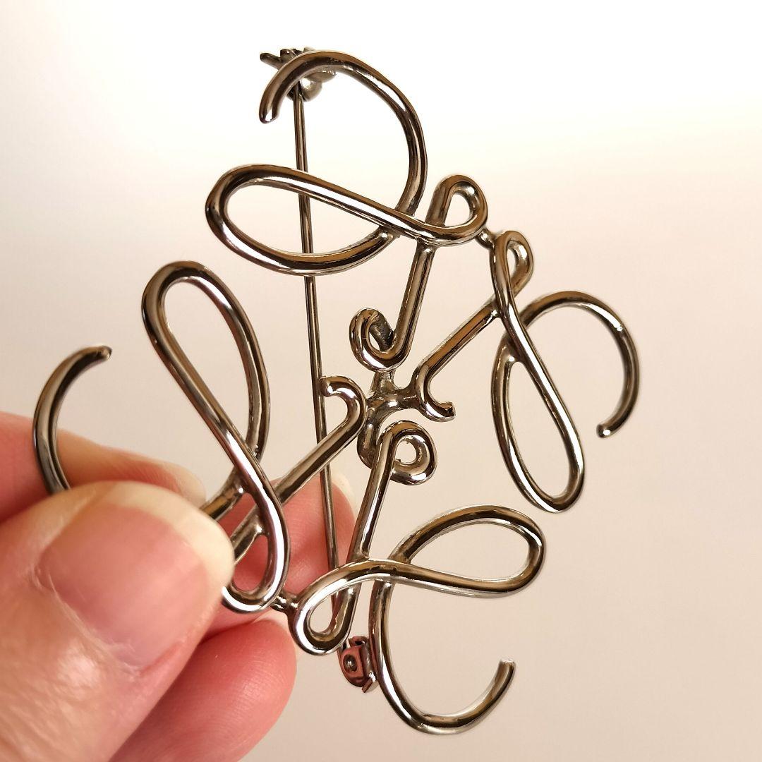 美品 ロエベ LOEWE アナグラム ブローチ シルバー