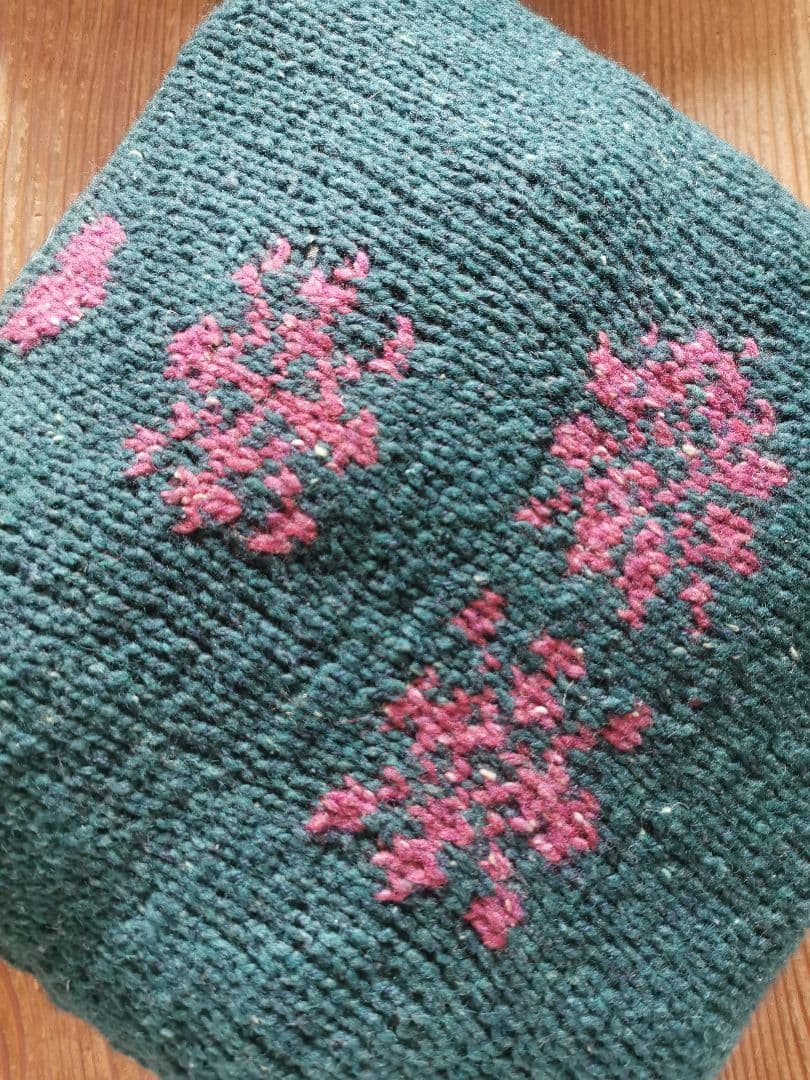 ヴィンテージドイツ メリノツィードニット棒針手編みハート＆蜂柄 中綿入クッション