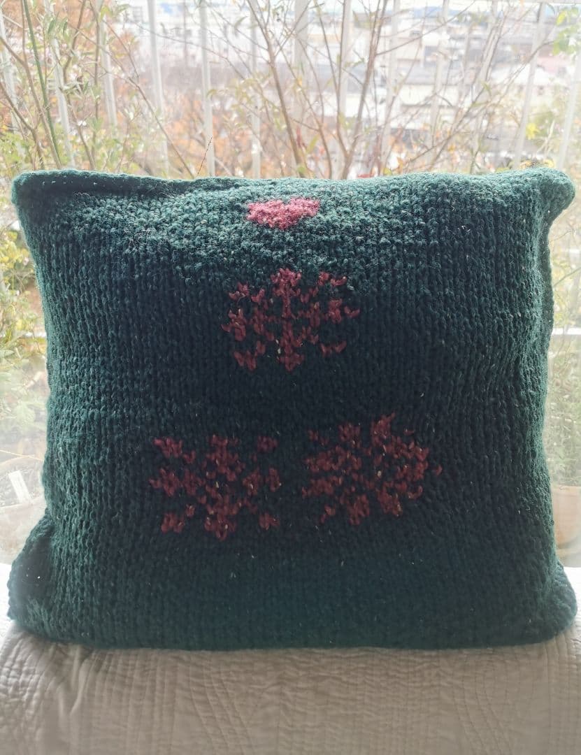 ヴィンテージドイツ メリノツィードニット棒針手編みハート＆蜂柄 中綿入クッション