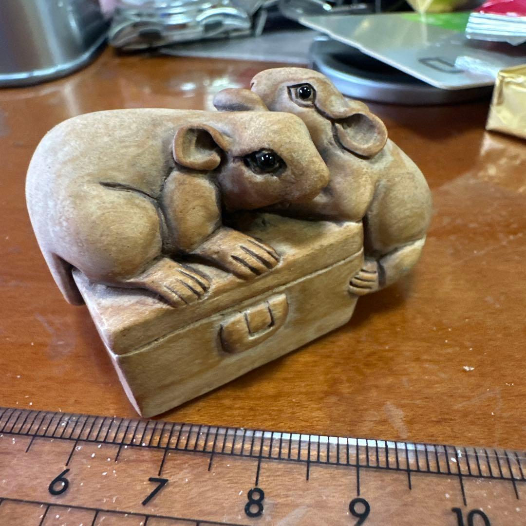 根付/初代伊勢正直の実子、伊勢正勝の木彫のネズミの彫刻 2匹が宝箱に寄り添う